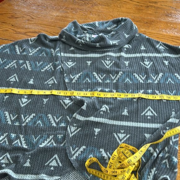 LulaRoe Aztec print top.  Waffle knit fabric. Good condition. Size Large. - Picture 6 of 11